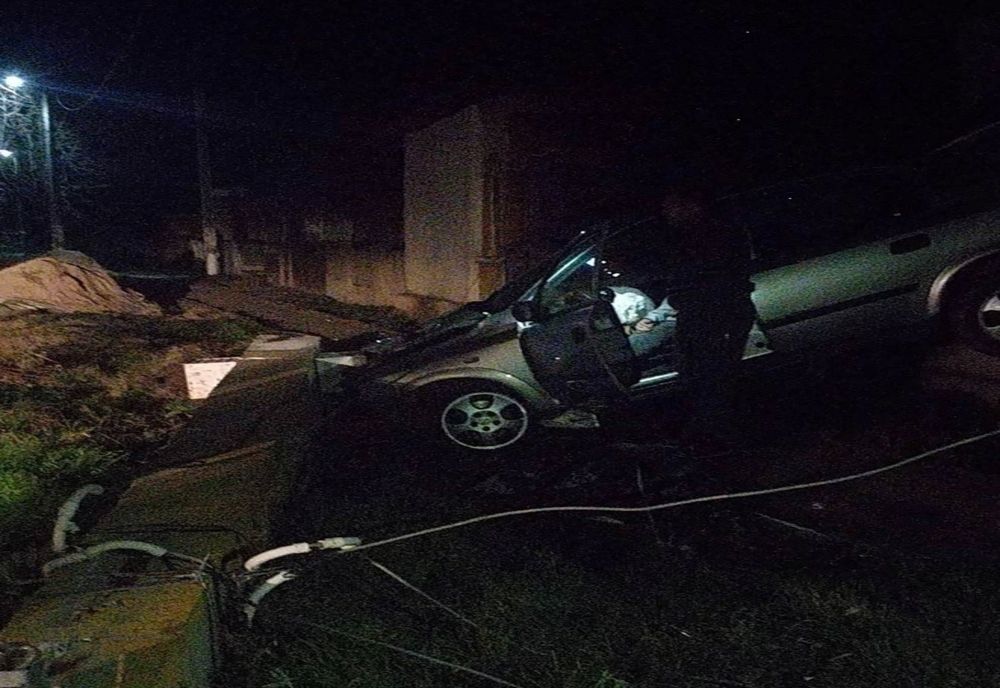 Accident pe DN 5C, la Găujani. Tânăr rănit după ce a intrat cu maşina într-un stâlp de electricitate, pe care l-a doborât 