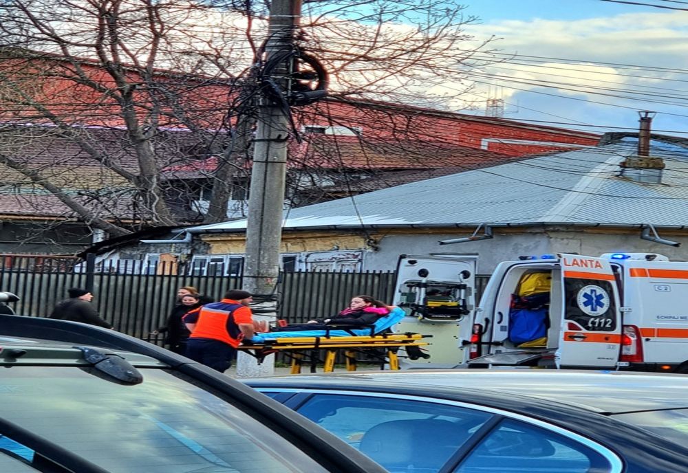 Accident în Giurgiu. O tânără a fost rănită în urma impactului dintre două autoturisme