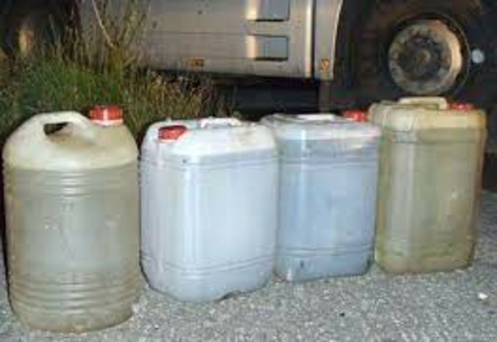 Bărbaţi reţinuţi de poliţiştii giurgiuveni după ce au sustras motorină din rezervorul unui autotren