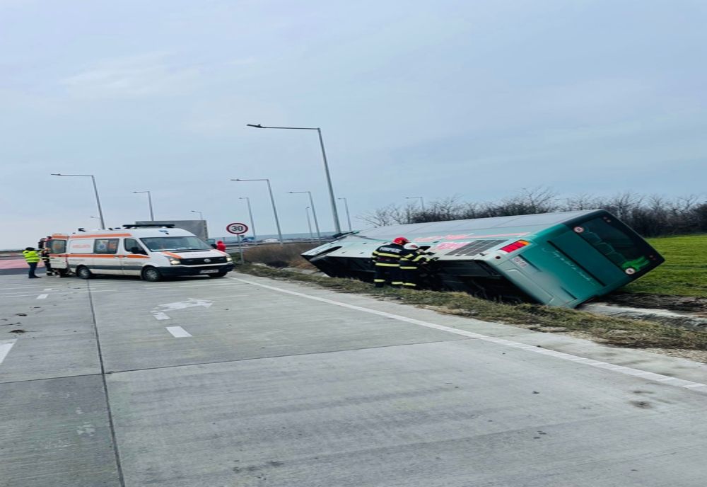 Giurgiu. Autocar răsturnat pe DN5, la sensul giratoriu cu şoseaua de centură