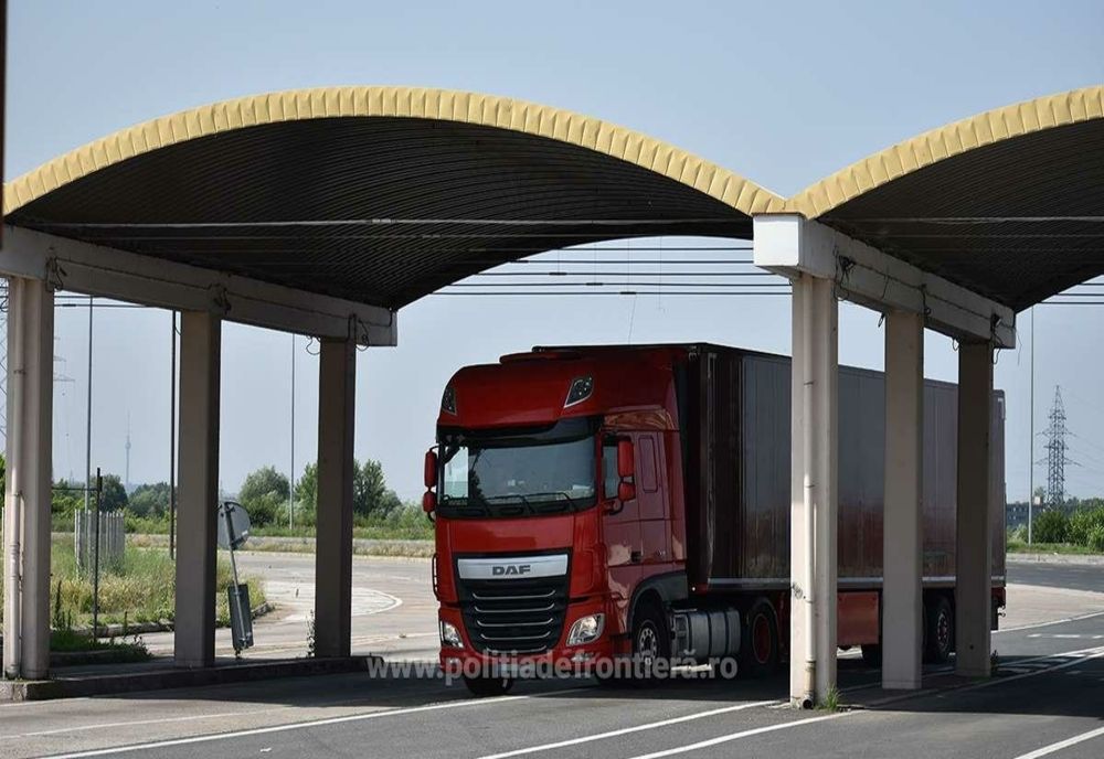 Giurgiu. 31 de migranţi sirieni, descoperiţi într-un camion turcesc încărcat cu roşii