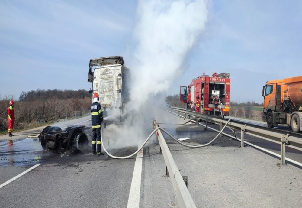 Giurgiu. Incendiu la un cap tractor, pe A1. Sunt mari degajări de fum