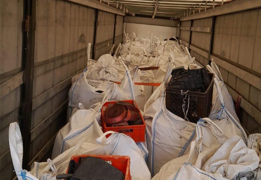 Peste 20 de tone deşeuri din material plastic, oprite în P.T.F. Giurgiu 