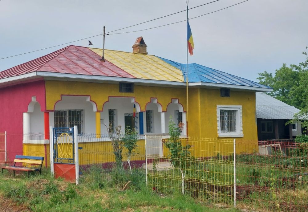 Giurgiuveanul care şi-a vopsit casa şi aproape toate obiectele din gospodărie în culorile tricolorului