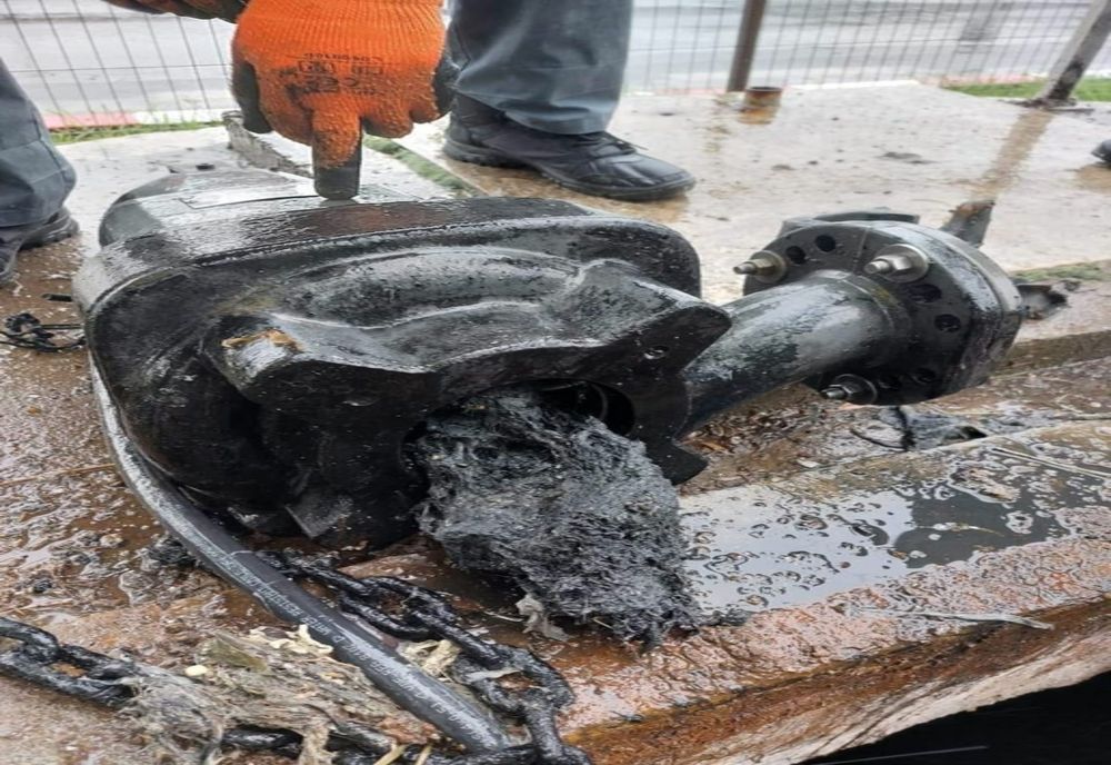 Apa potabilă a fost oprită în Mihăileşti, după ce pompele au fost blocate şervețele, reziduri şi grăsimi, aruncate de gurgiuvenii din localitate