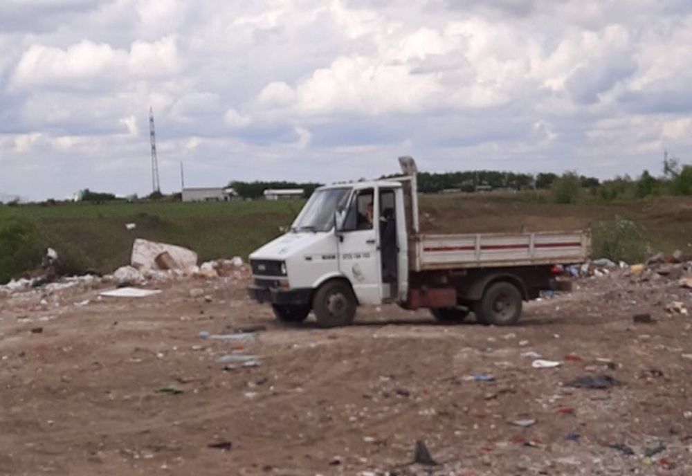 Bărbat amendat după ce a aruncat deşeurile dintr-o autoutilitară pe o stradă din Giurgiu 