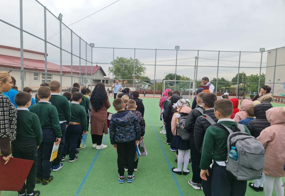 Exerciţiu ISU. Peste 120 de elevi şi cadre didactice de la şcoala din Malu Spart, evacuaţi