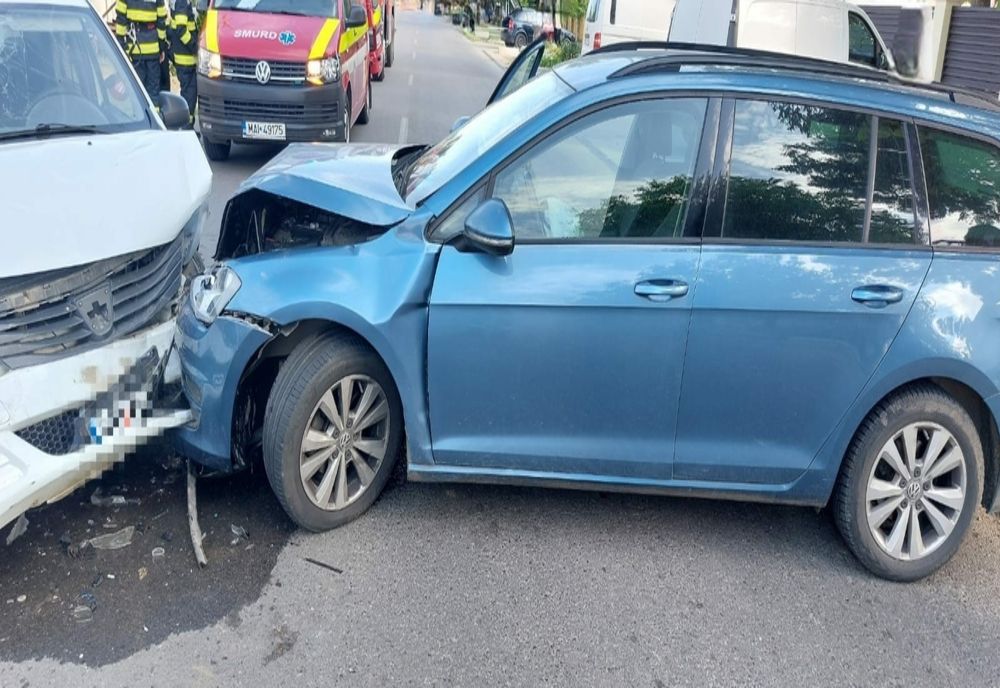 Accident în Colibaşi. O femeie a fost rănită în urma coliziunii dintre două autoturisme