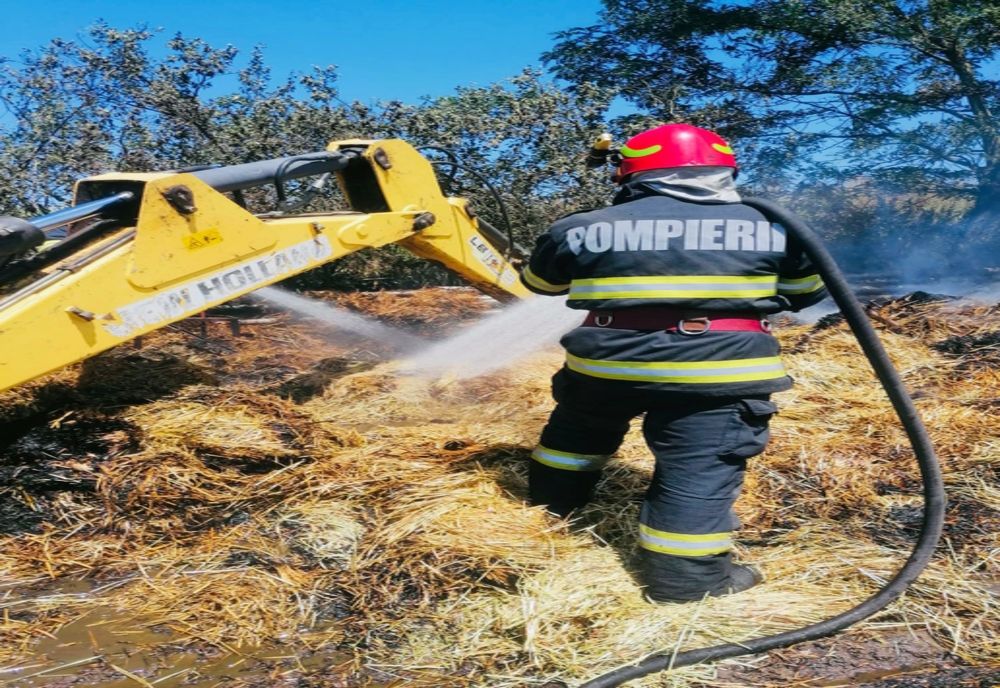  Sute de baloţi din paie, mistuiţi de flăcări, la Hulubeşti