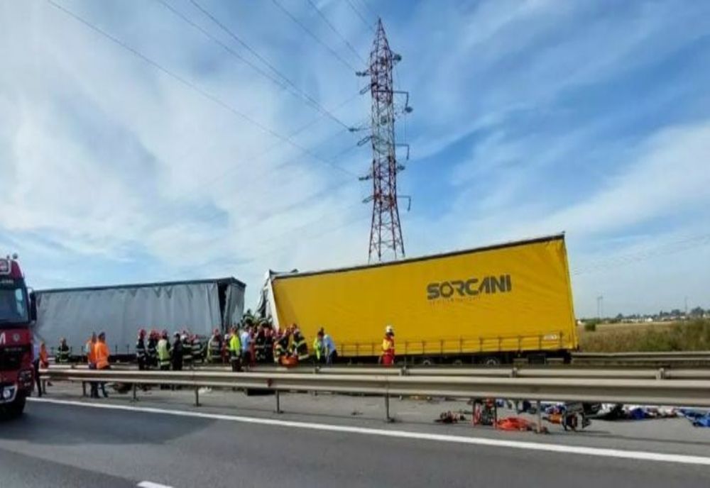 Accident grav, pe A1: o mașină a fost strivită între două tiruri. Intervenție dificilă, trafic îngreunat în zonă