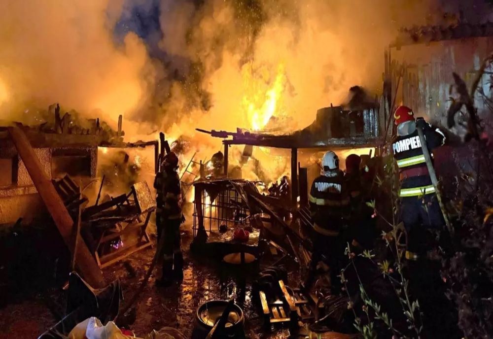 INCENDIU CUMPLIT ÎN GIURGIU: O FAMILIE ȘI-A PIERDUT ÎNTREAGA GOSPODĂRIE