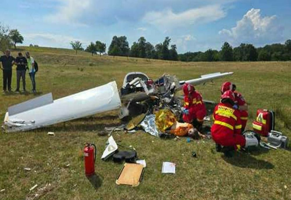 AVION PRĂBUȘIT ÎN ORĂȘTIE. PILOTUL A MURIT, PASAGERUL E ÎN STARE GRAVĂ. MARTORII SPUN CĂ A LOVIT UN CABLU DE TIROLIANĂ