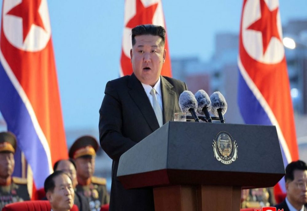 Imagini neobișnuite din Coreea de Nord: Kim Jong Un, îmbrăcat gros, într-un spa plin de aburi, printre muncitori