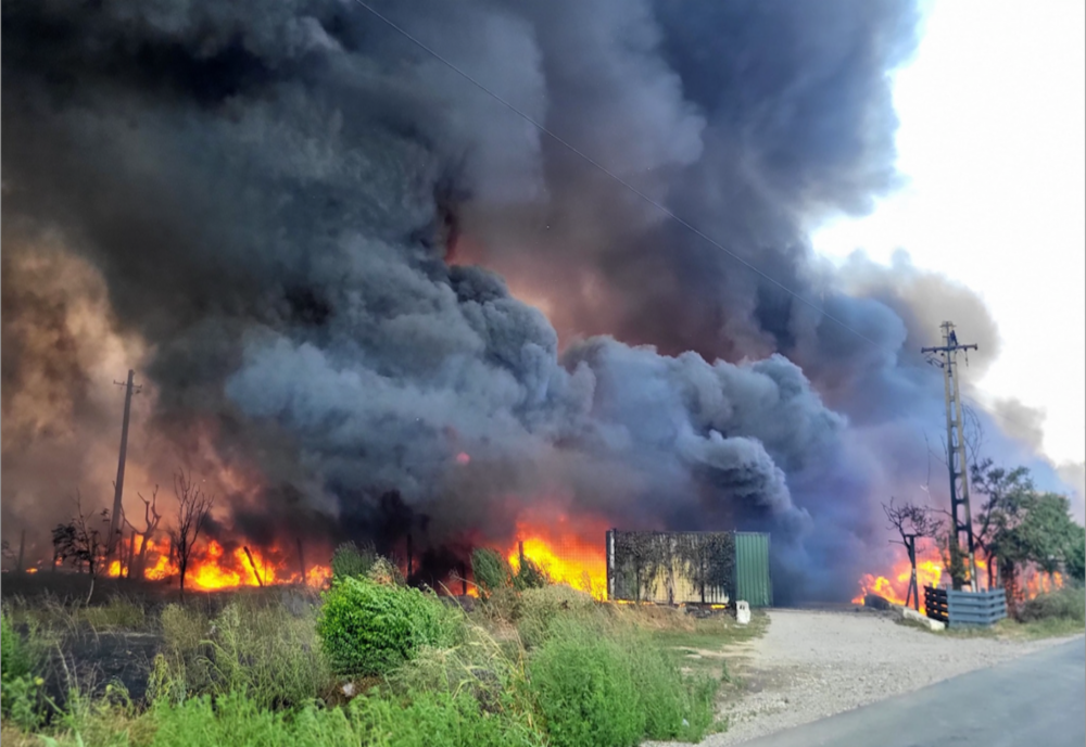 POMPIERII GIURGIUVENI LUPTĂ DE PESTE 16 ORE CU UN INCENDIU LA DEPOZITUL DE RECICLARE DIN GRĂDINARI