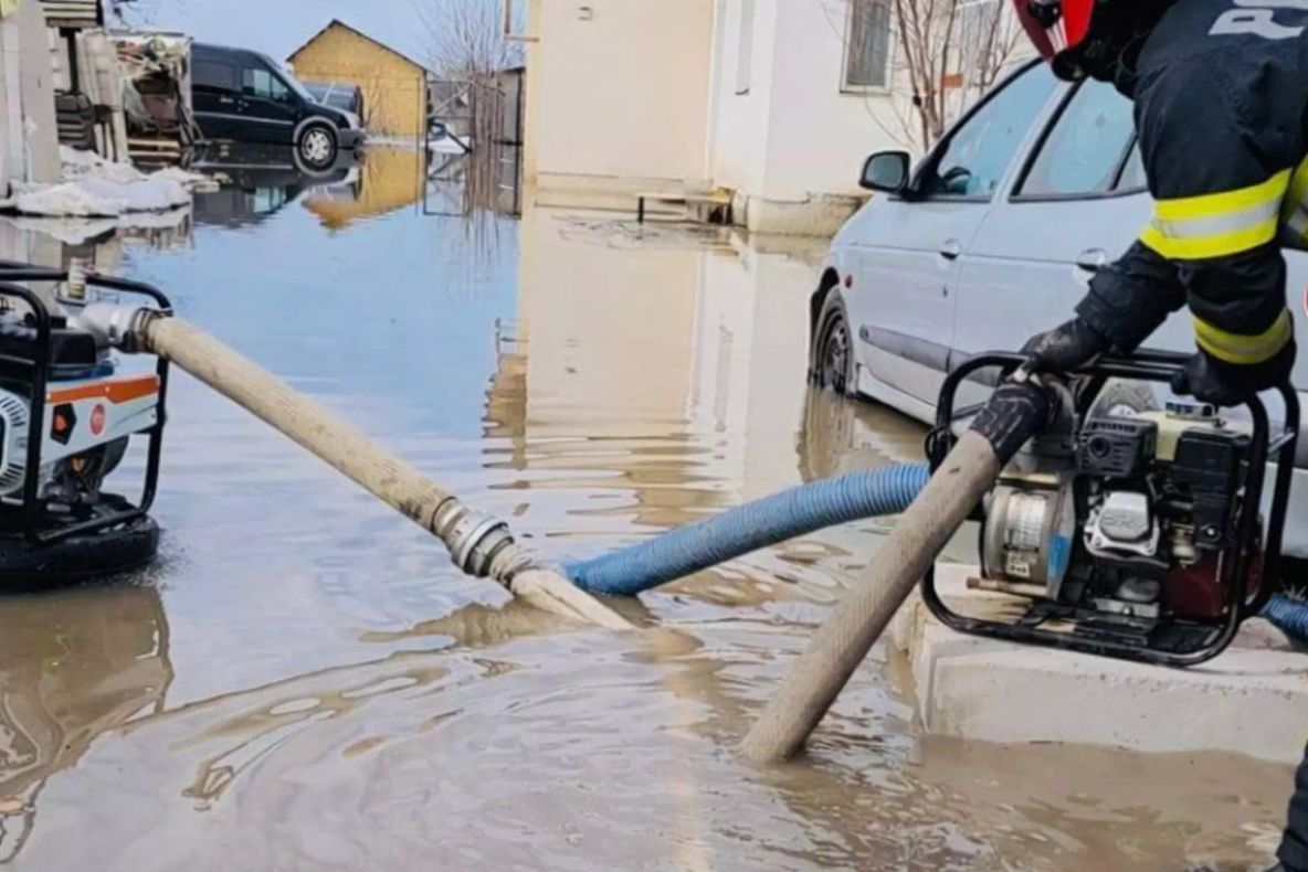 Mai multe curți inundate la Mihăilești și Bolintin‑Vale după topirea zăpezii. Pompierii au intervenit pentru evacuarea apei