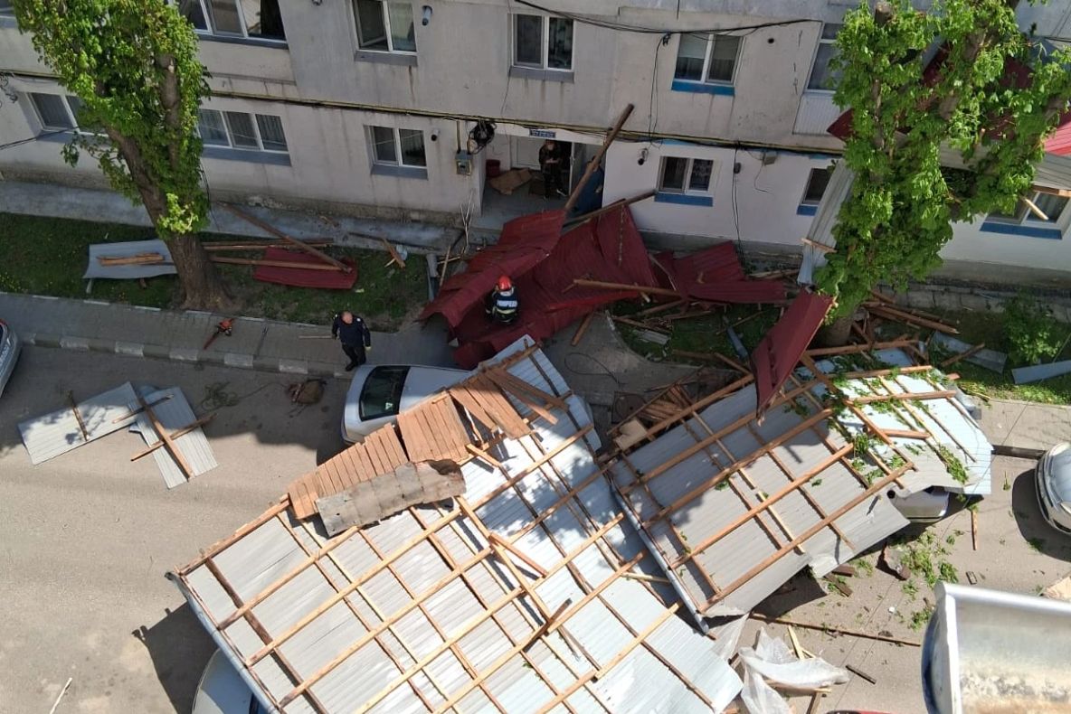 Un bărbat a murit, după ce a fost lovit de un acoperiș prăbușit în Vaslui - VIDEO