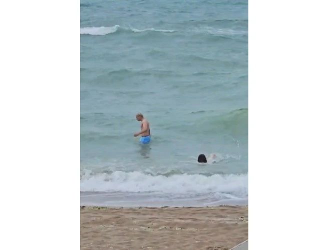 Primii turiști care au ajuns la Vama Veche au sfidat temperaturile scăzute și au intrat în Marea Neagră - VIDEO