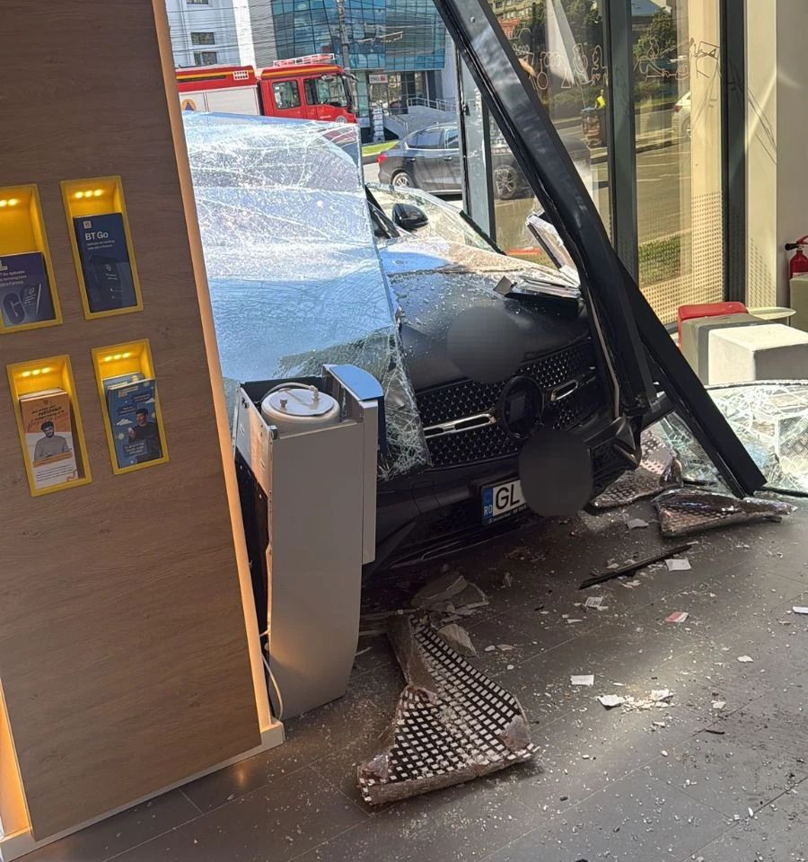 Șoferița care a intrat cu mașina într-un bancomat din Galați este soția fostului ministru Victor Paul Dobre. O persoană a fost rănită