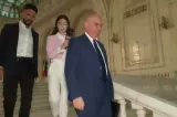 Bolojan fuge de întrebările jurnaliștilor. Tăcere totală când a fost întrebat despre criza din spitale și carburanți