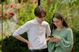 Generația care nu mai pleacă de acasă: Când părăsesc tinerii români cuibul părintesc?