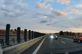 Ce pedeapsă a primit șoferul de 73 de ani care a provocat un accident pe contrasens pe A1 și a fugit