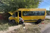 Accident în Giurgiu: un autoturism a lovit un microbuz școlar. Doi copii de 9 ani și șoferul au ajuns la spital