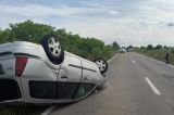 Accident grav între o maşină şi o căruţă, în Timiş. Două femei și un bărbat au fost răniți, iar calul a murit
