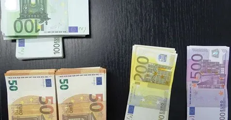 bani ascunsi autocar