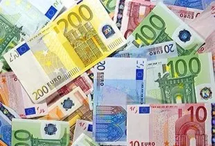 Doi tineri au sustras 3000 de euro
