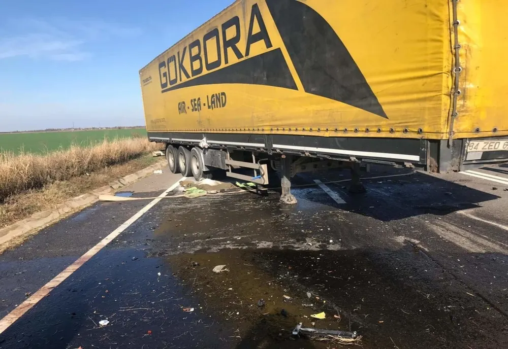 Accident rutier pe DN 5, între un TIR încărcat cu azotat de amoniu și un autoturism. Circulație blocată pe ambele sensuri