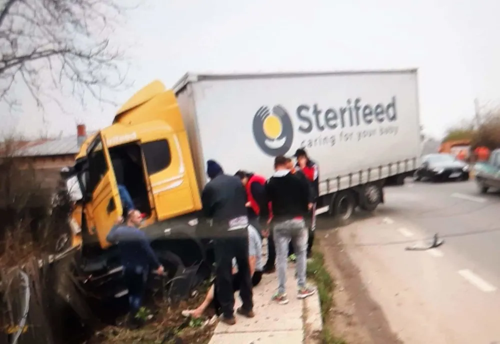 Accident rutier pe DN 5, la Remuș. Un TIR a ieșit în decor și a făcut prăpăd 