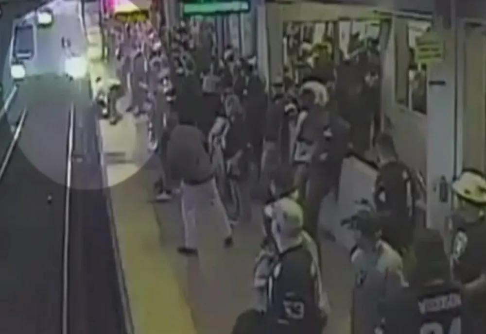   Video  Un bărbat, care a căzut pe șinele de la metrou, salvat în ultima clipă. Ce i-a transmis salvatorul acestuia 