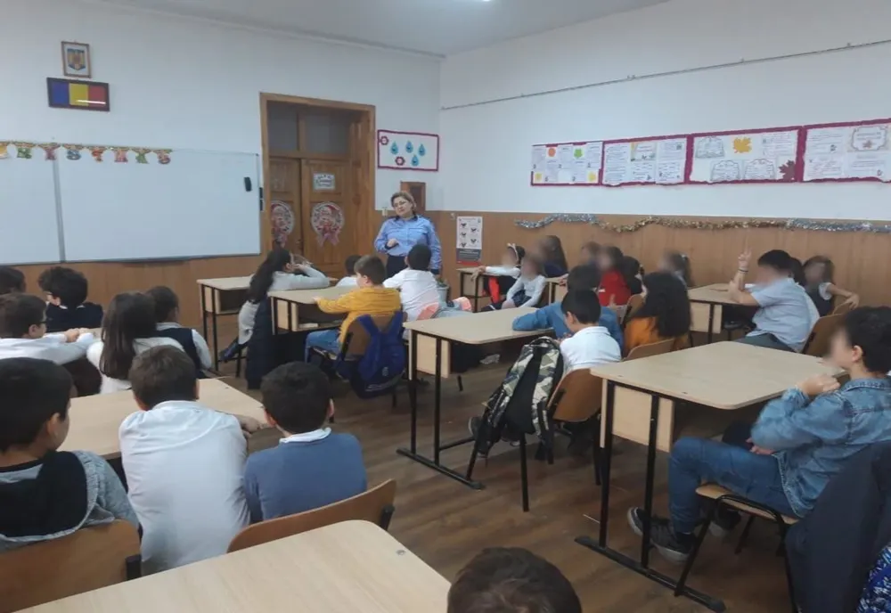 Polițiștii îi atenționează pe copii asupra riscului folosirii obiectelor pirotehnice 