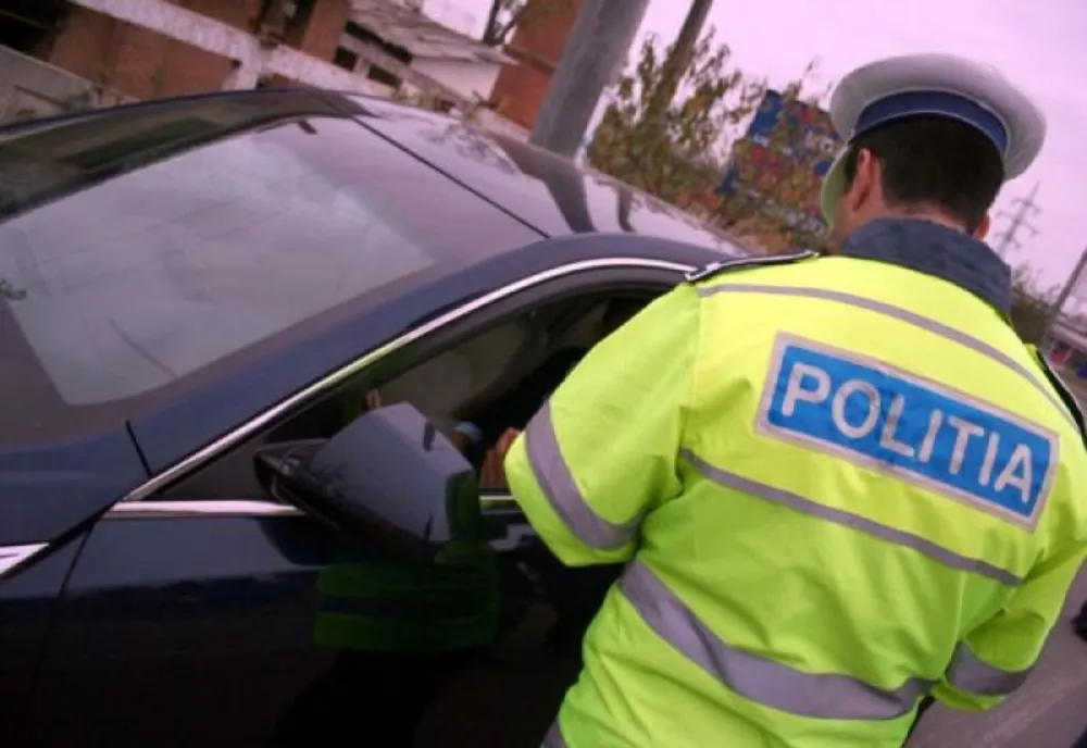 Persoane, maşini şi documente căutate, găsite de poliţişti