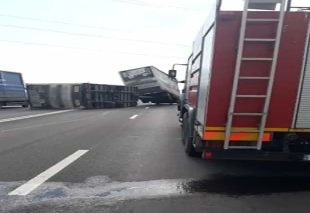 Circulație pe un singur fir, pe DN 5, din cauza unui tir răsturnat din cauza vântului