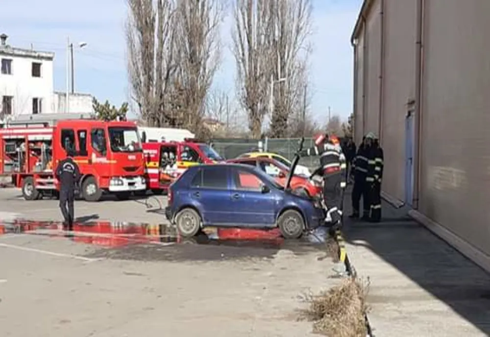 Acum! Autoturism în flăcări în parcarea complexului „Supeco”