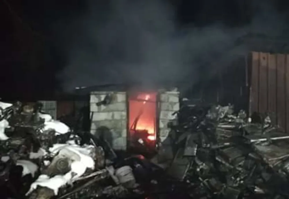 Bărbat găsit carbonizat într-o cameră improvizată