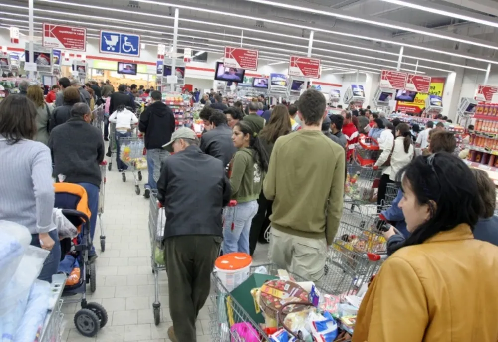 Manifestările cu peste 100 de persoane, interzise. Supermarketurile își reduc programul de funcţionare