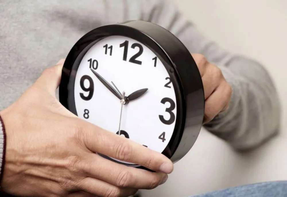România trece, în această noapte, la ora de vară. Ora 3.00 devine ora 4.00