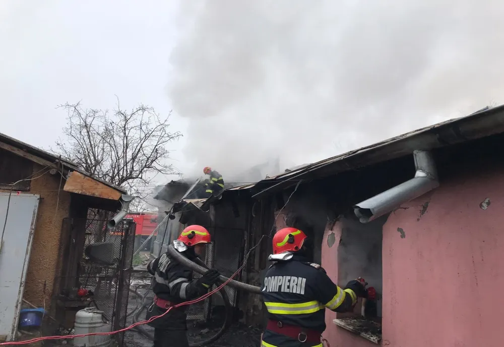 O casă a luat foc în Mironești. Au ars mai multe camere și bunuri din locuință
