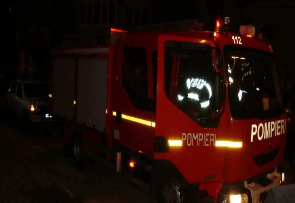 Casă mistuită de flăcări, la Gostinari