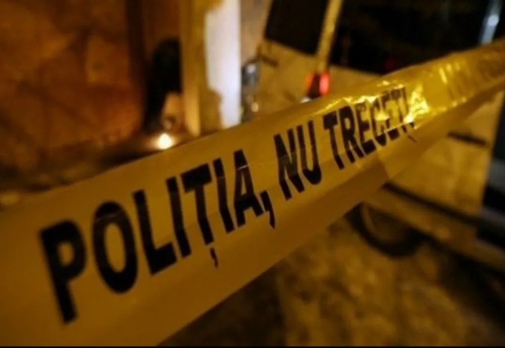 Un tânăr a ajuns la spital după ce a intrat cu mașina într-un copac