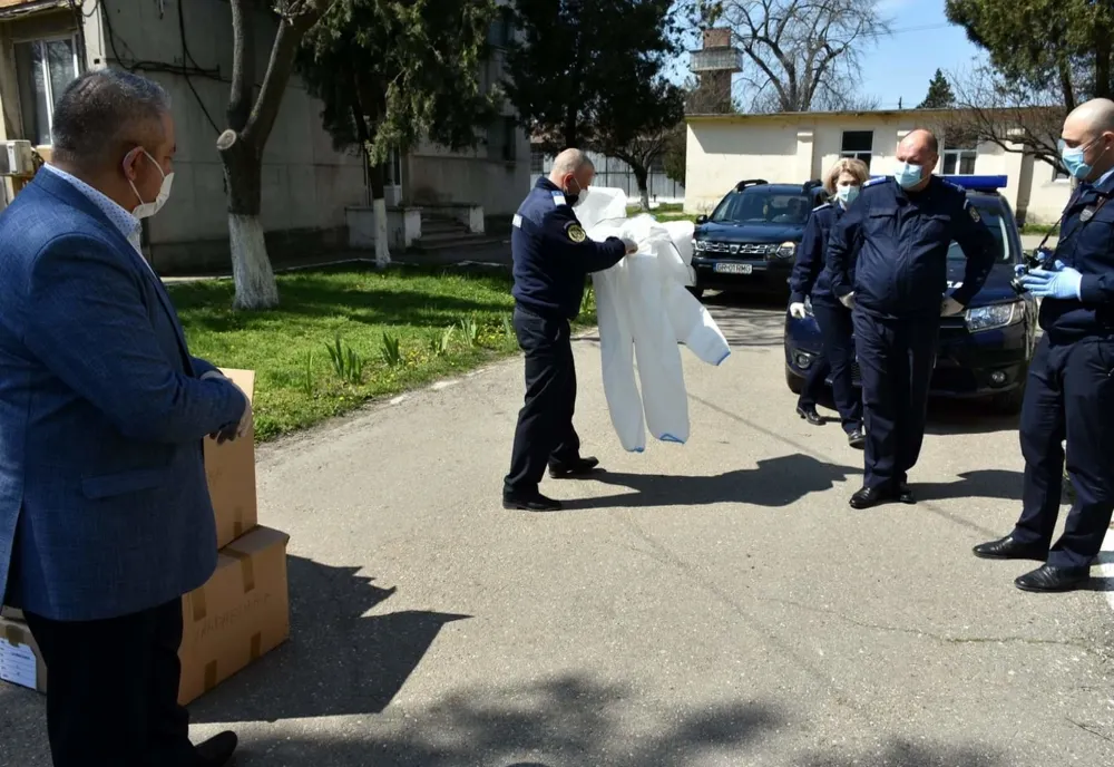 150 de combinezoane și substanțe dezinfectante, donate Jandarmeriei Giurgiu de către autoritățile locale