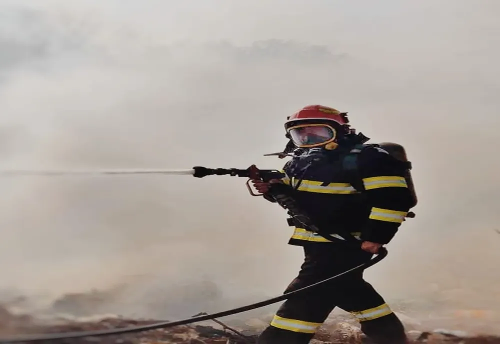 Din ce în ce mai multe incendii de vegetaţii uscată. Pompierii ameninţă cu sancţiuni