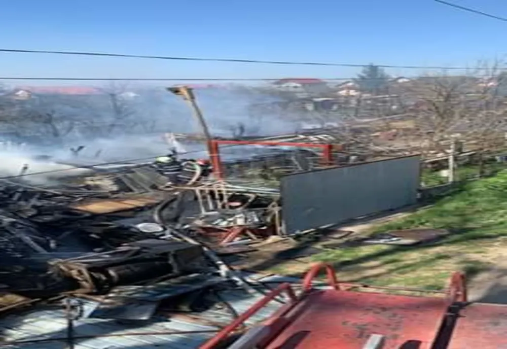 Incendiu violent la o gospodărie din localitatea Milcovățu. Pompierii au luptat cu flăcările mai bine de patru ore