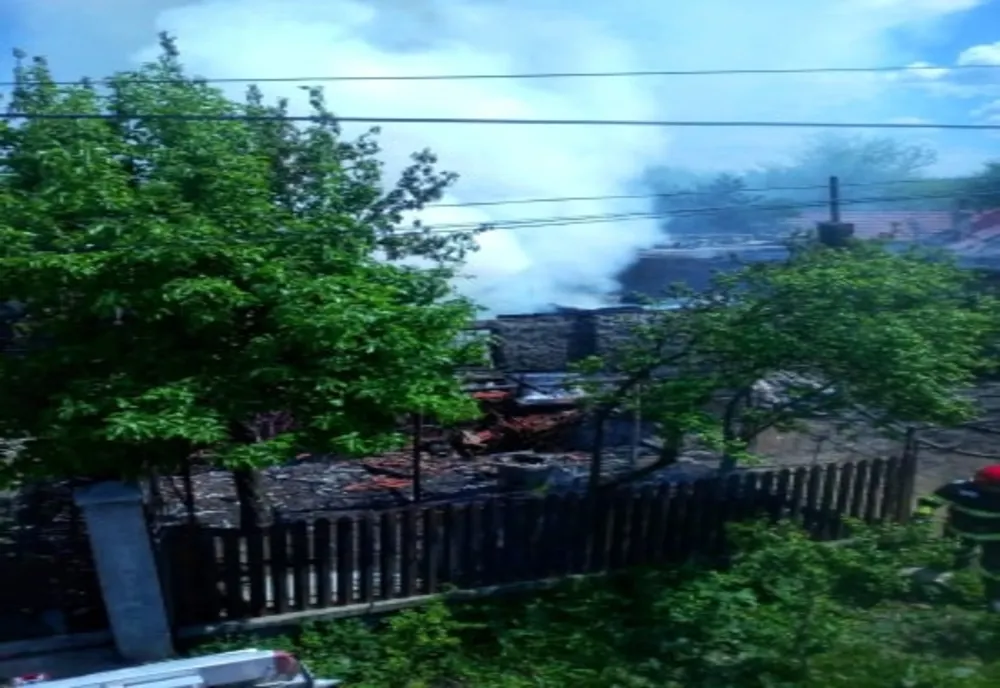 Casă și anexe gospodăreşti, mistuite de flăcări, în localitatea Izvoru