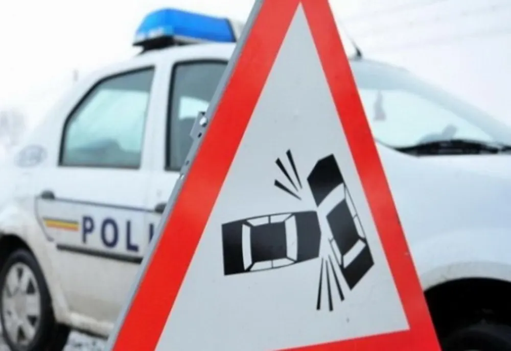 Un bărbat beat și fără permis a intrat într-un gard și a lovit și mașina proprietarului