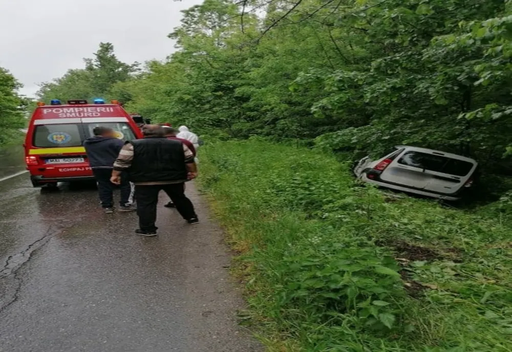Impact între o cisternă cu ciment şi un autoturism. O femeie a suferit atac de panică 