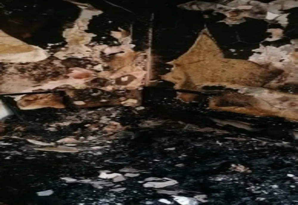 Un bărbat şi-a dat foc în propria casă. Acesta a fost găsit inconştient şi cu arsuri pe 70% din corp