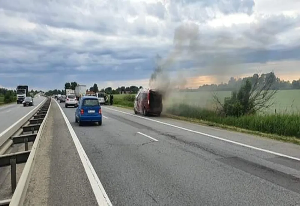 Microbuz în flăcări pe Autostrada A1 București-Pitești, la kilometrul 28